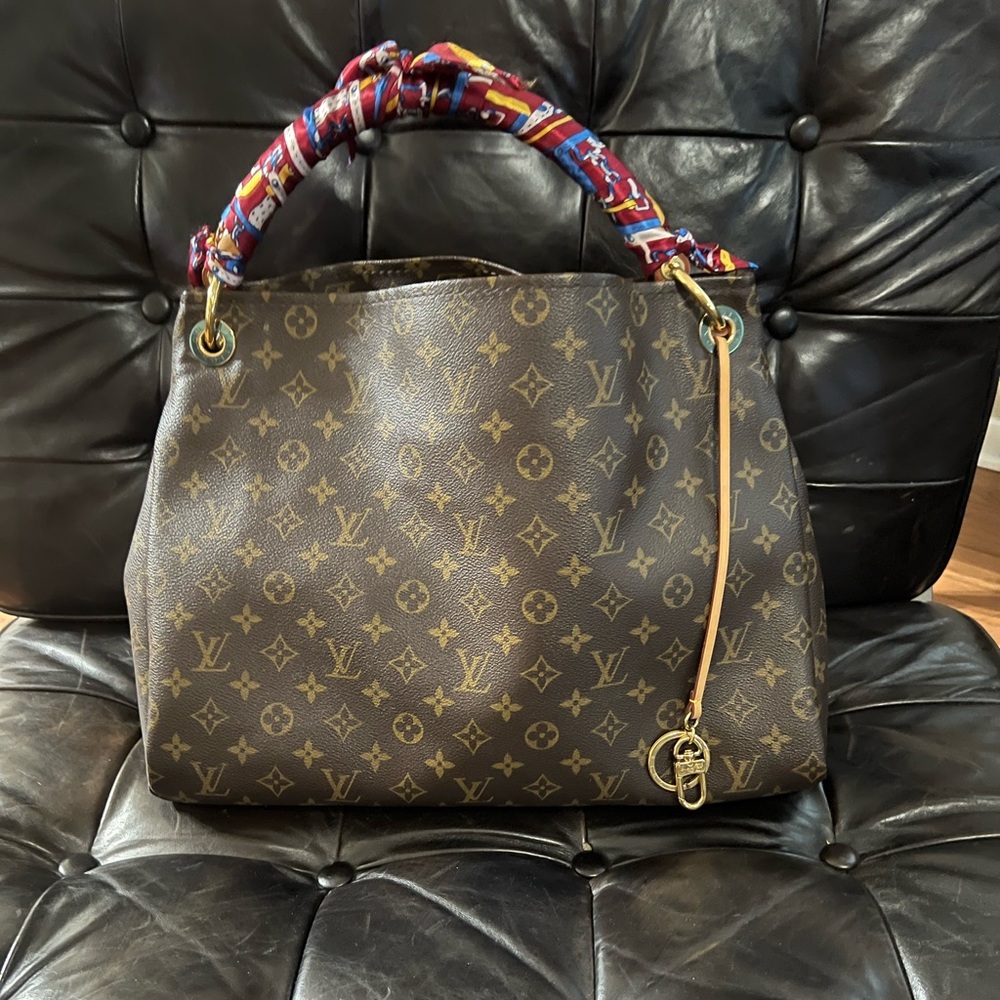 LOUIS VUITTON ARTSY (discontinued bag!!!)